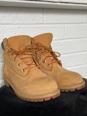 Timberland Boys 6" Wheat Boots - Size 3.5Y - GOOD USED CONDITION